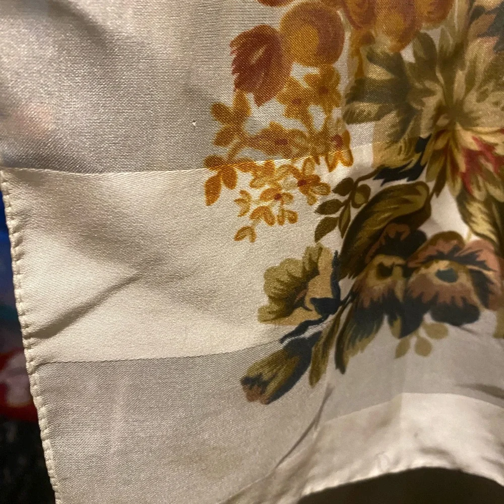 Flower schemed square scarf. Silky feeling, good condition! Vibrant coloring! - Picture 3 of 3